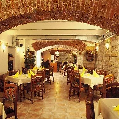 Отель Amadeus Neustadt 3*