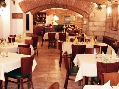 מלון Amadeus Neustadt 3*