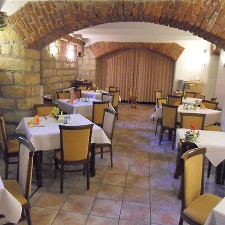 מלון Amadeus Neustadt 3*